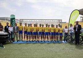 Los componentes del equipo, arropados por autoridades y patrocinadores en la presentación que tuvo lugar en el Gran Canaria.