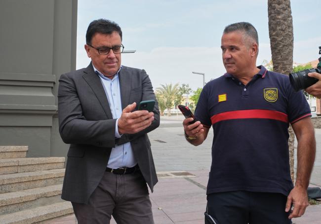 Manuel Miranda, consejero regional de Emergencias, y Fran Torres, jefe de Emergencias y Seguridad del Cabildo de Fuerteventura, esperan el mensaje de alerta de prueba.