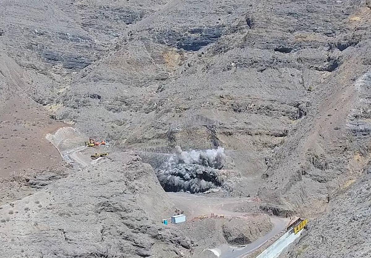 La construcción de los túneles de Faneque, a vista de pájaro: detonaciones, retirada de tierra y obras