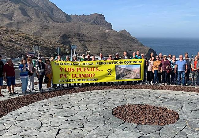 Sin ser invitado, el Foro Roque Aldeano hizo acto de presencia en el acto.