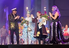 El alcalde David de Vera y la concejala de Festejos, Tacoremi Gutiérrez, con las dos pregoneras.