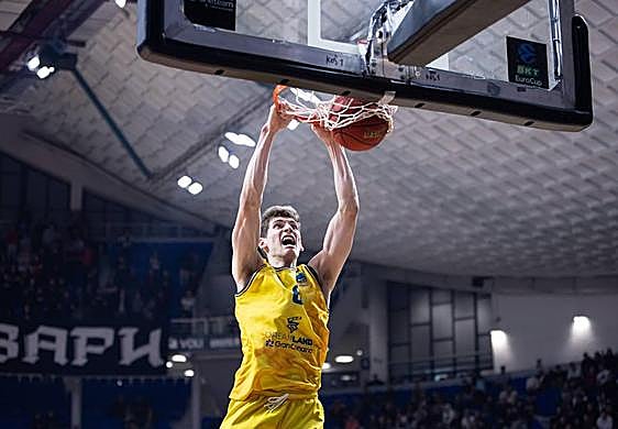 Roko Prkacin se cuelga del aro en el encuentro entre el Gran Canaria y el Buducnost.