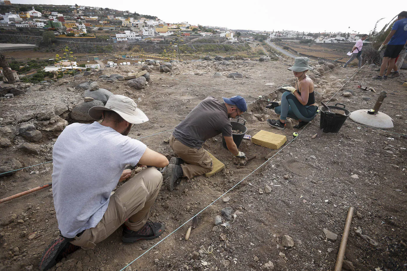 Un momento de la excavación, que contó con voluntarios de la Real Sociedad Económica de Amigos del País de Las Palmas.