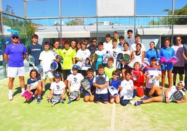 Foto de familia con todos los premiados del torneo.