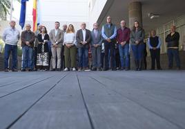 El presidente del Cabildo de Gran Canaria, Antonio Morales, encabeza el minuto de silencio en recuerdo de los dos guardias civiles muertos asesinados en Barbate, Cádiz.