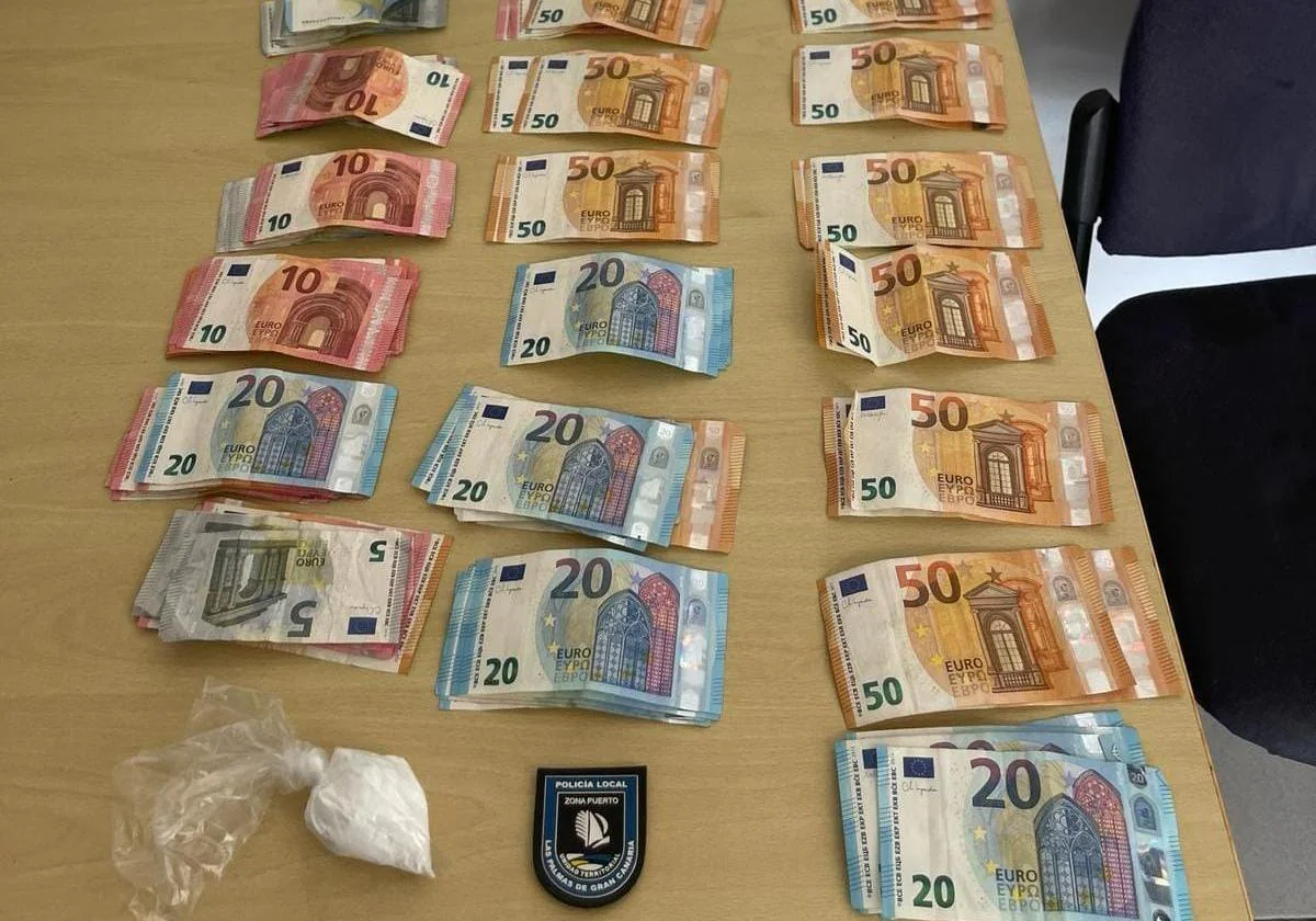 Imagen del dinero y la droga que llevaba el detenido.