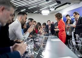 La vicepresidenta Montero, con periodistas en Moncloa.