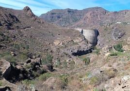 Vista del muro que cierra la presa de Soria, el vaso inferior de la central hidroléctrica.