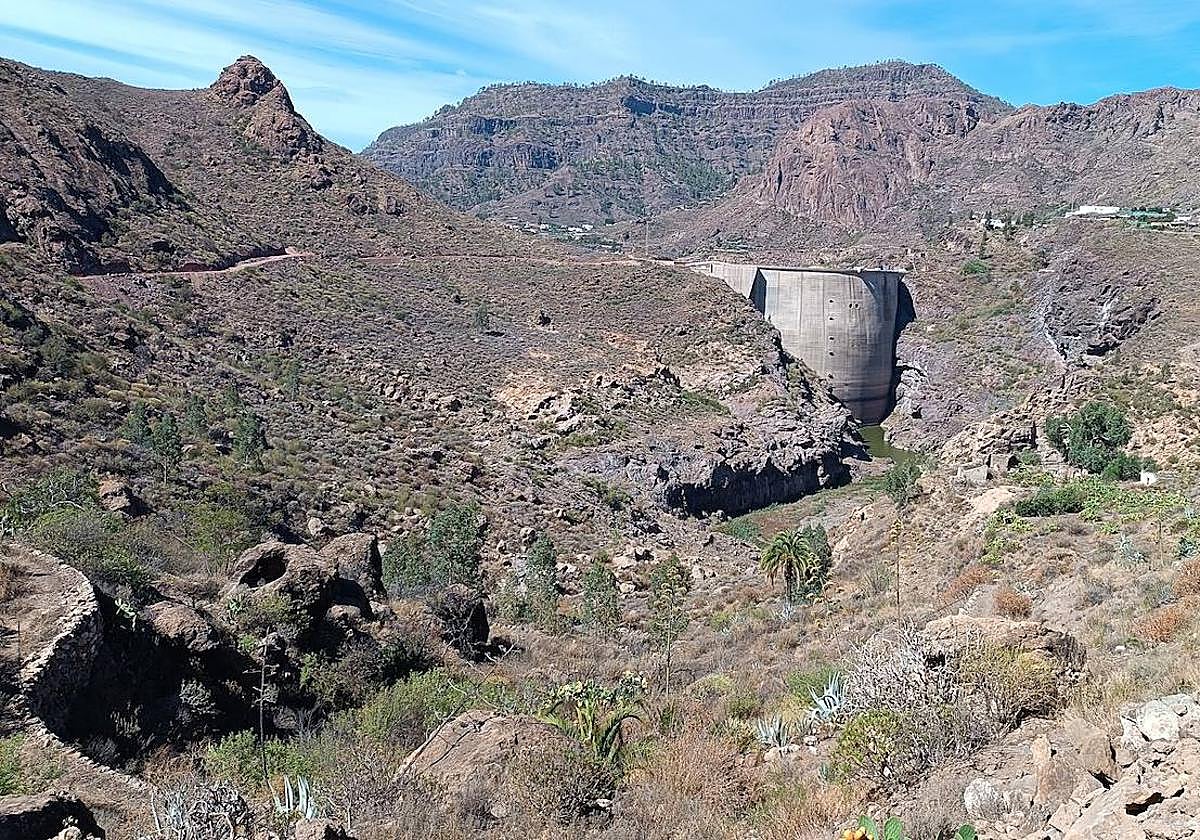 Vista del muro que cierra la presa de Soria, el vaso inferior de la central hidroléctrica.