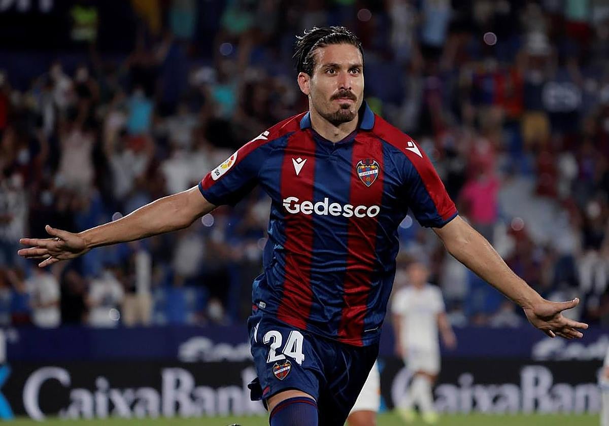 Campaña celebra un gol con el Levante.