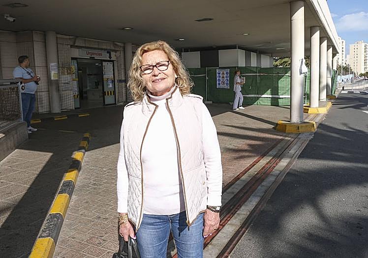 Valeria Rodríguez, aguardando a las puertas de Urgencias.