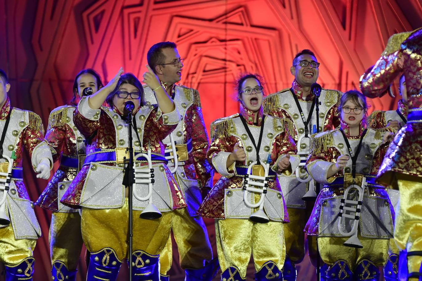 El carnaval de integración reparte ilusión en el escenario del Puerto