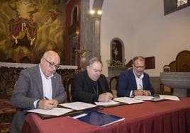 Antonio Morales (Cabildo), José Mazuelos (Diócesis de Canarias) y Francisco García (Ayuntamiento), durante la firma del convenio.