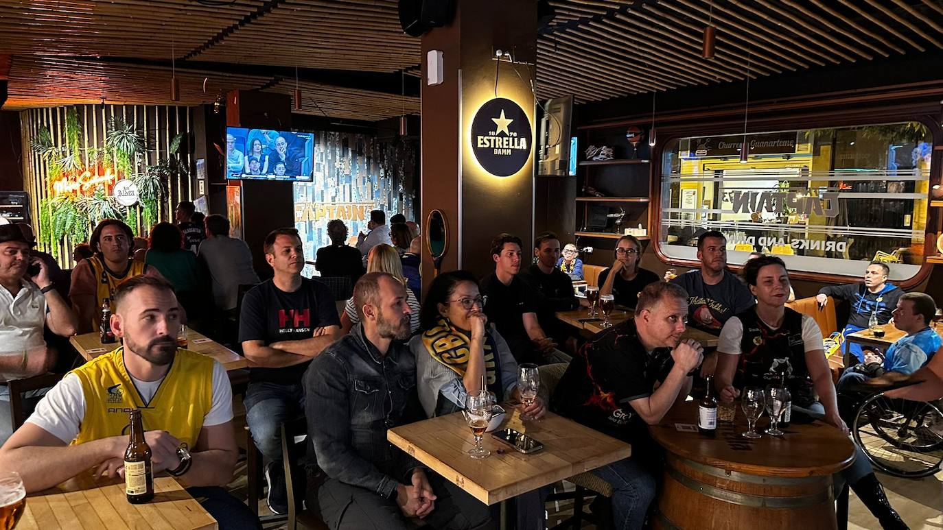 La marea amarilla disfruta en el Captain 13