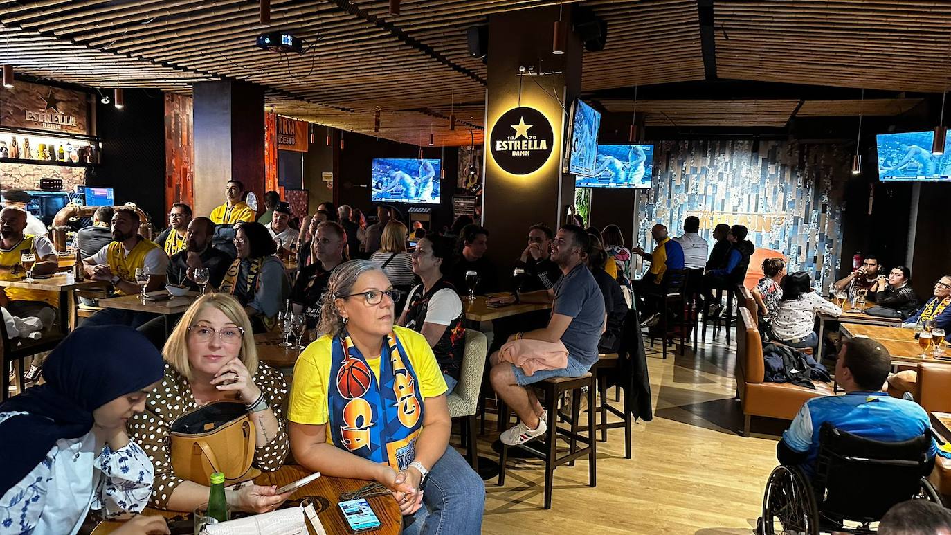 La marea amarilla disfruta en el Captain 13