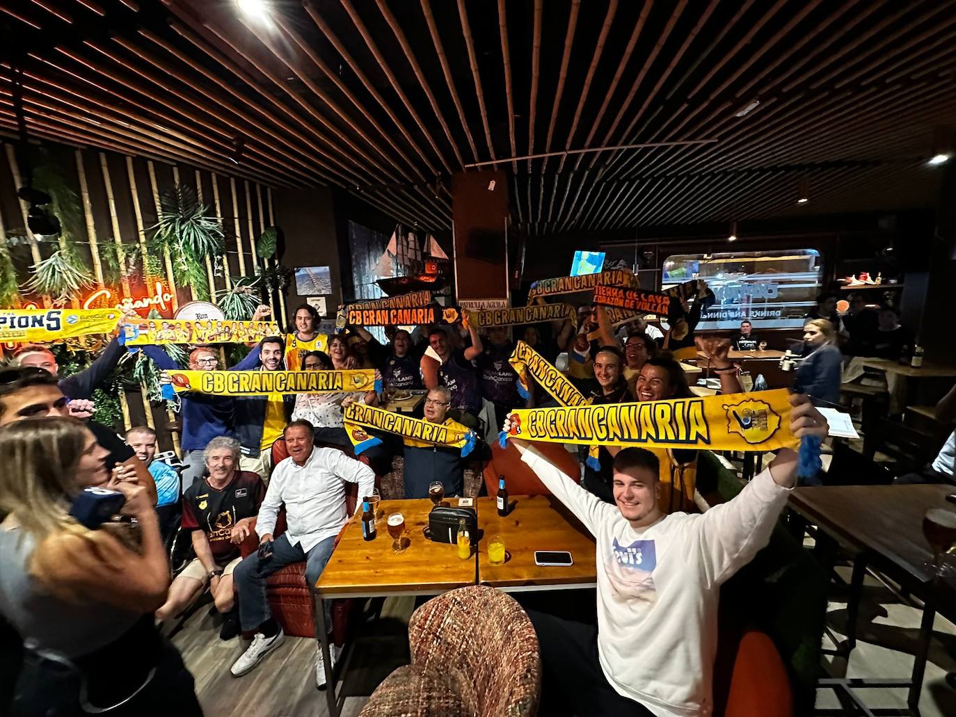 La marea amarilla disfruta en el Captain 13