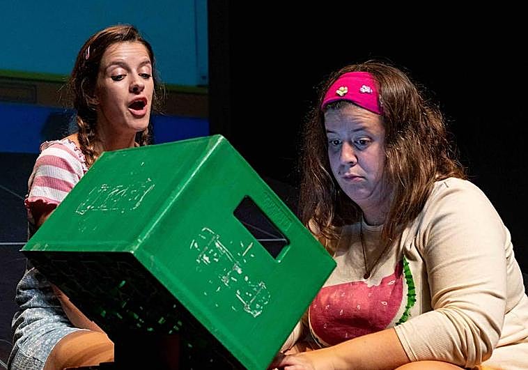 Silvia Criado (a la izquierda) como Shit y Delia Santana como Isora, en 'Panza de burro'.