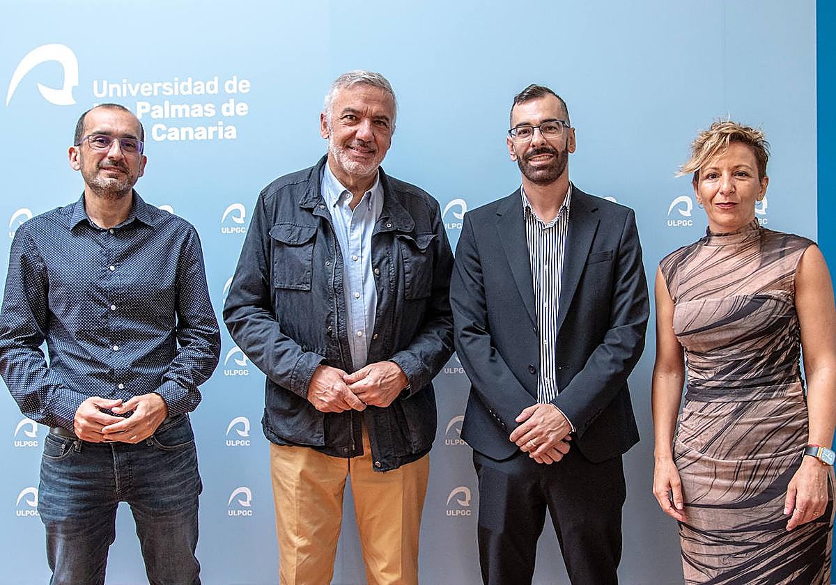 El edil Mario Bordón, segundo por la derecha, junto al rector Lluís Serra