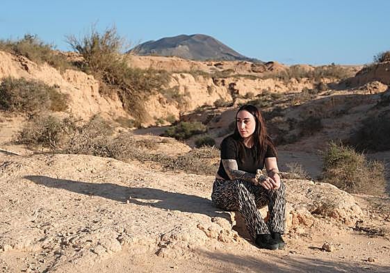 Carolina Cao, fundadora de Amaifa, asociación que ha apadrinado el barranco de los Encantados, también llamado de los Enamorados, en Lajares, en el municipio de La Oliva.