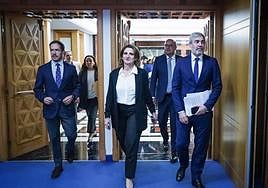 La ministra Teresa Ribera, acompañada del presidente, Fernando Clavijo (d), y del consejero de Transición Ecológica, Mariano Hernández Zapata.