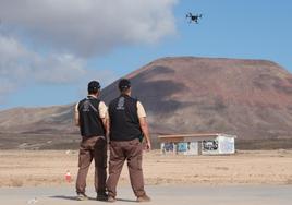 Uno de los drones, en pleno vuelo de prueba en la zona de El Jablito, en el municipio de La Oliva.