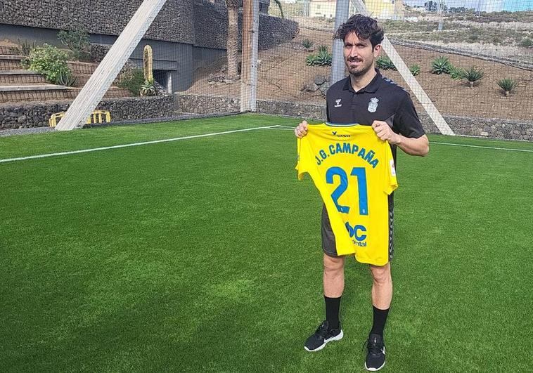 El nuevo jugador de la UD Las Palmas, José Campaña con su camiseta.