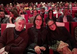 El productor Jaime Weiss, la cineasta Macu Machín y su madre, Elsa, en el estreno de 'La hojarasca' en la Berlinale. El cartel del filme.