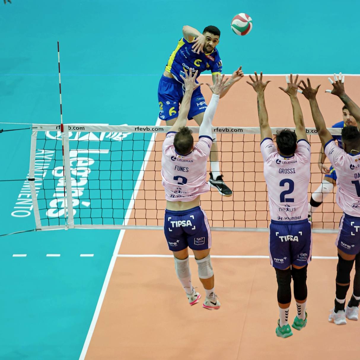 El brasileño Bezerra, imparable pese al intento de bloqueo de tres adversarios.