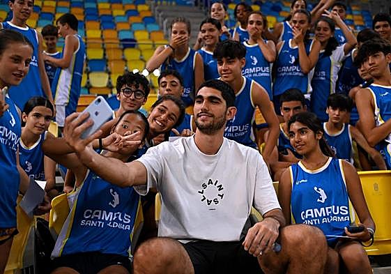 Santi Aldama posa, junto a los alumnos de su campus, en la pasada edición de 2023.