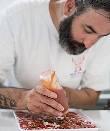 Mederos, elaborando uno de los platos.