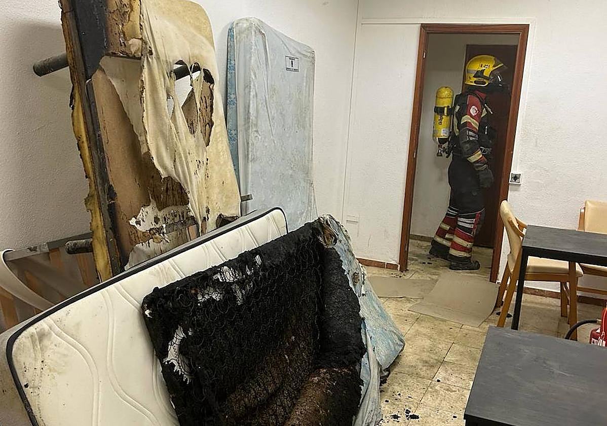 Imagen de la actuación de los bomberos en el edificio.