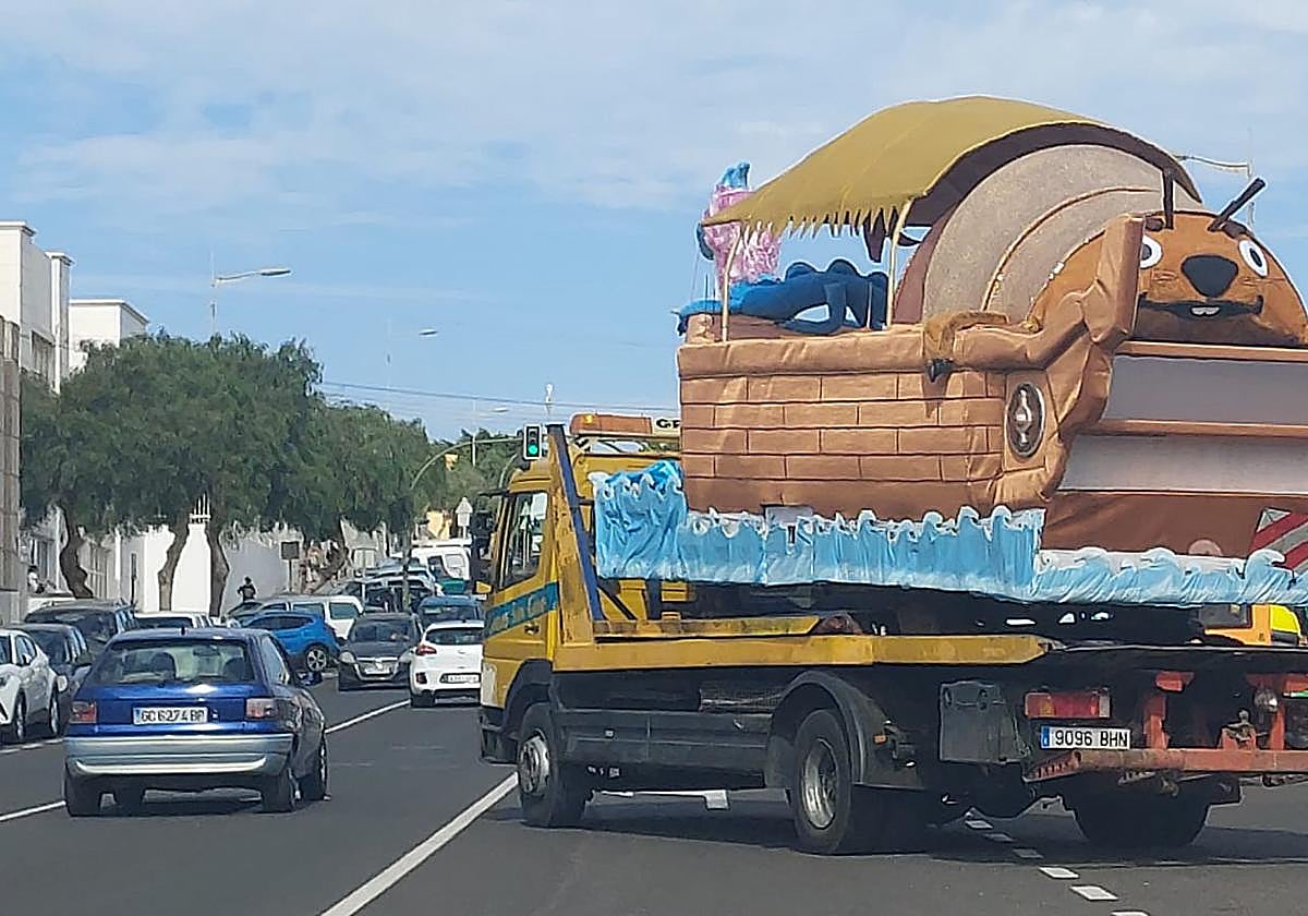 Grúa con una carroza para el coso del lunes en Arrecife.