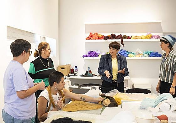 Minerva Alonso, consejera de Artesanía del Cabildo, en la visita al taller de sombrerería.