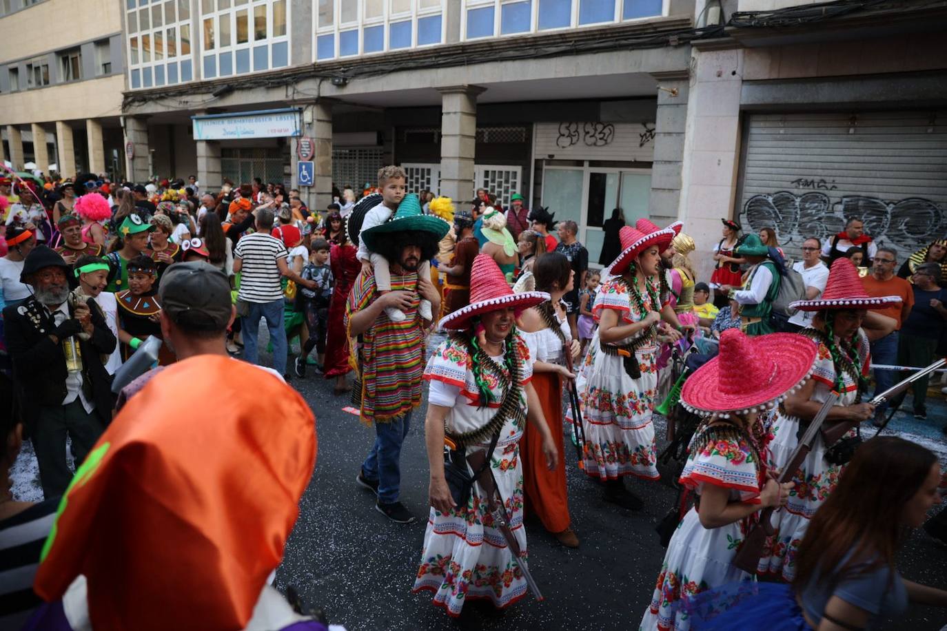 Las mascaritas se lucen recorriendo las calles de la capital grancanaria