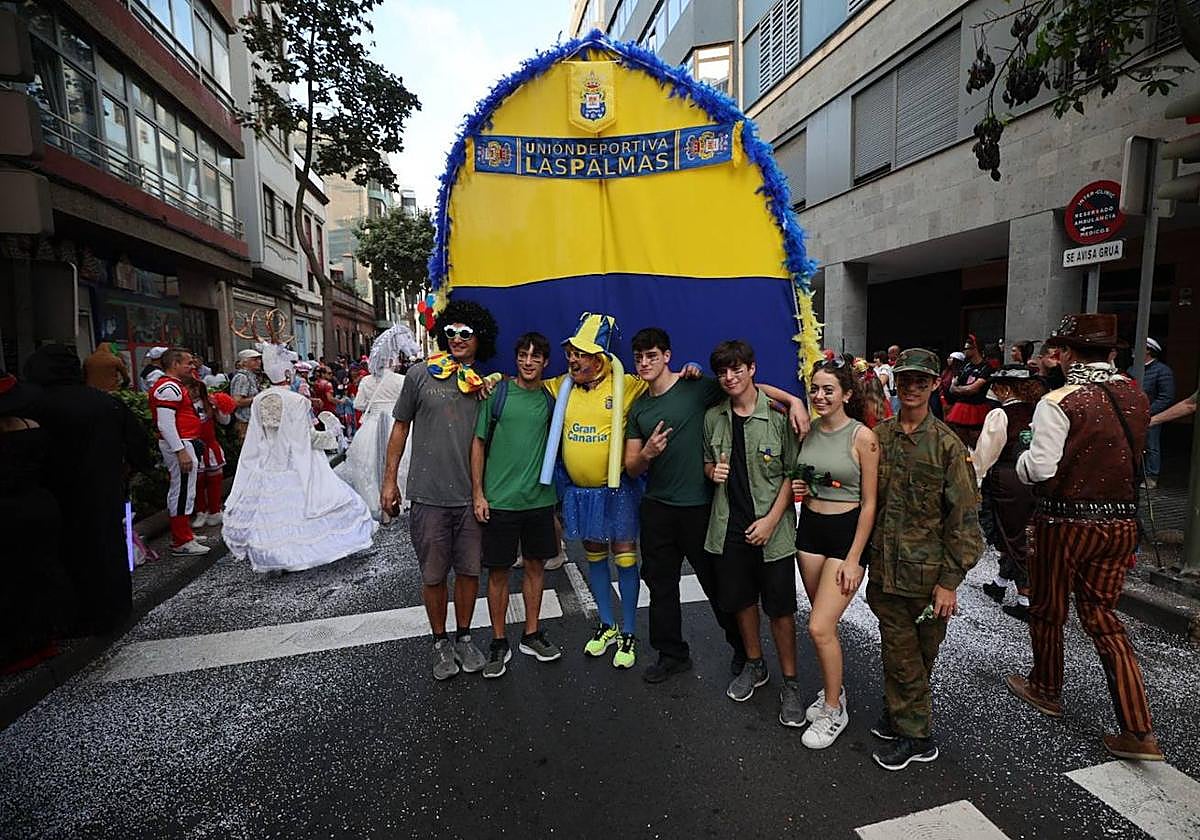 Las mascaritas se lucen recorriendo las calles de la capital grancanaria