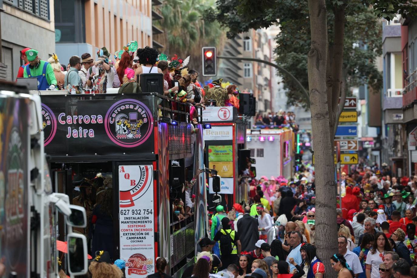 Las mascaritas se lucen recorriendo las calles de la capital grancanaria