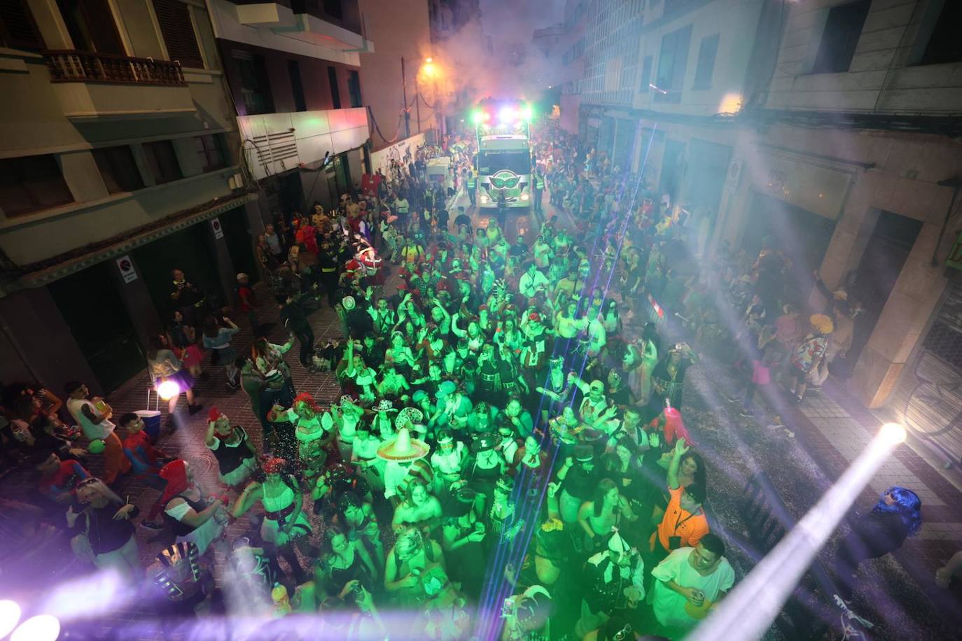 Las mascaritas se lucen recorriendo las calles de la capital grancanaria