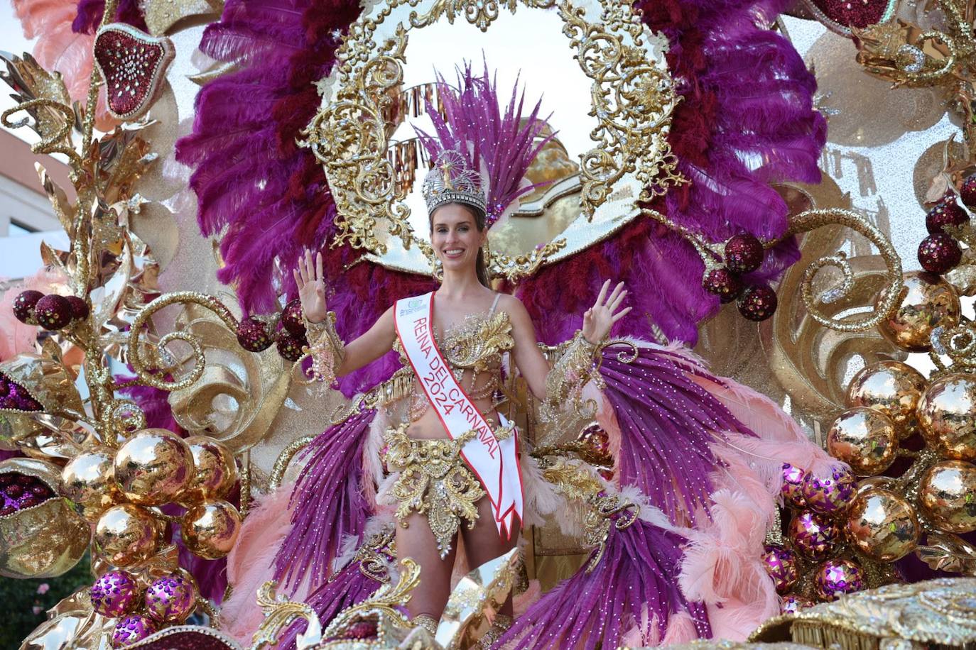 Las mascaritas se lucen recorriendo las calles de la capital grancanaria