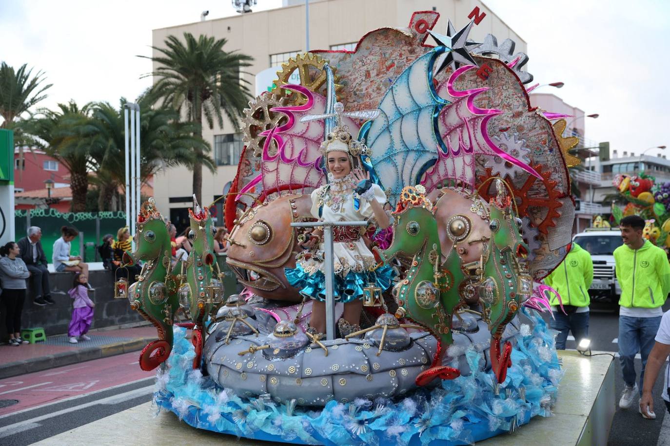 Las mascaritas se lucen recorriendo las calles de la capital grancanaria
