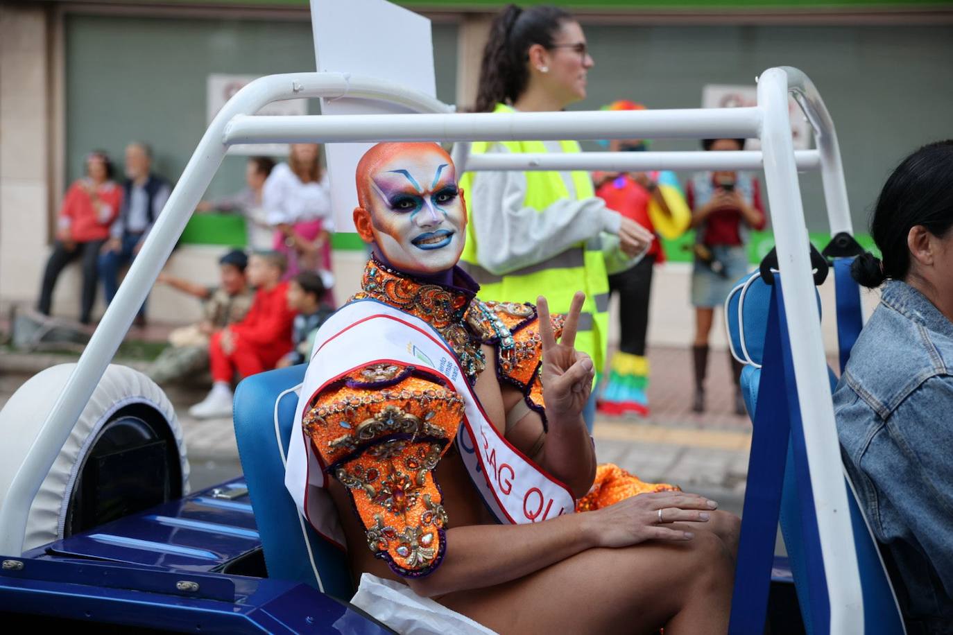Las mascaritas se lucen recorriendo las calles de la capital grancanaria