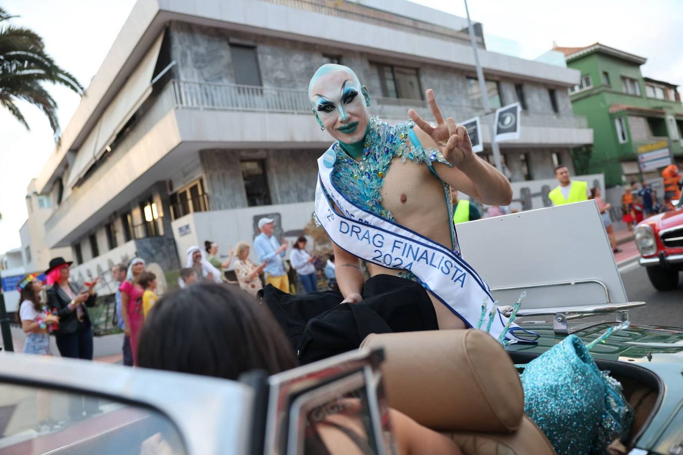 Las mascaritas se lucen recorriendo las calles de la capital grancanaria