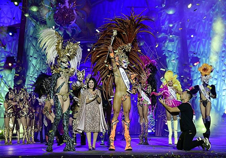 Momento en que la pareja de Iván Sánchez le pide matrimonio.