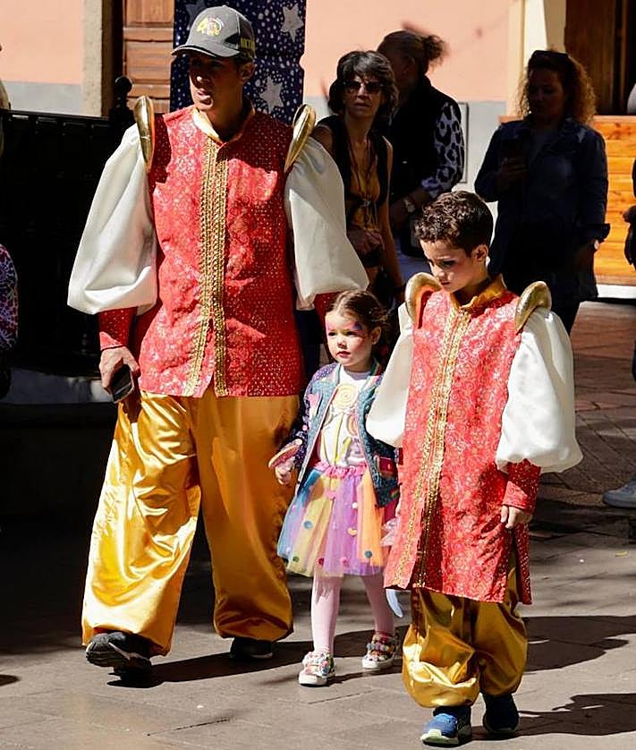 Imagen secundaria 2 - Más imágenes de la cita carnavalera.