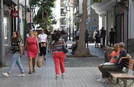 Imagen de archivo de personas en la calle Real de Arrecife.