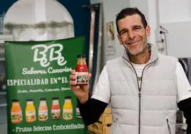 Alejandro Domínguez muestra una de sus botellas de pura fruta.