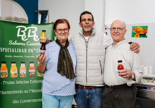 Alejandro Domínguez con su madre, Paula, y su padre, Juan, en la fábrica de BebeTuno.