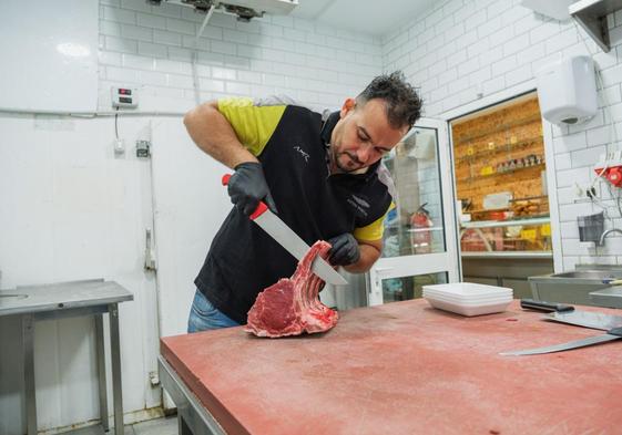 Moussa Rami Ouazarf corta carne fresca halal y del país en su negocio.