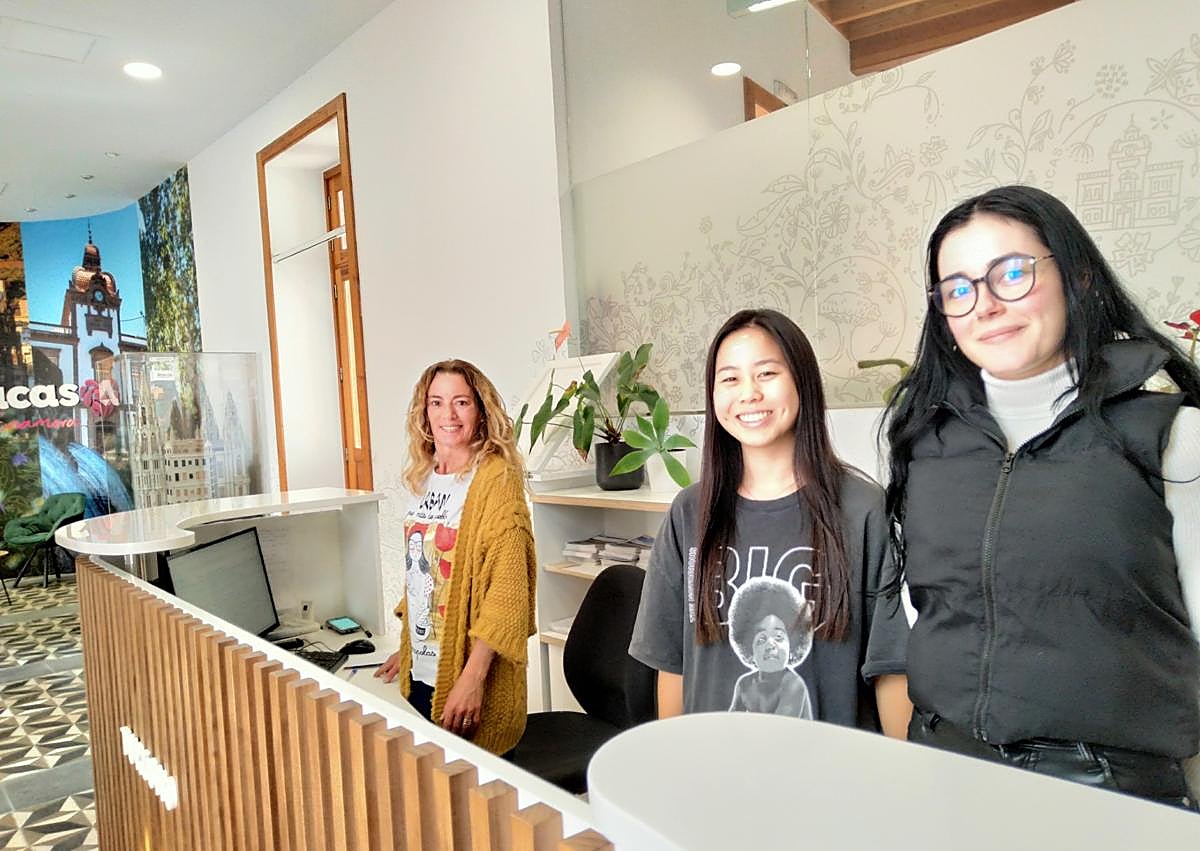 Imagen secundaria 1 - Miriam Cárdenes, técnico municipal; Pino Ramírez y Carla Villegas, en prácticas, en la Oficina de Turismo.