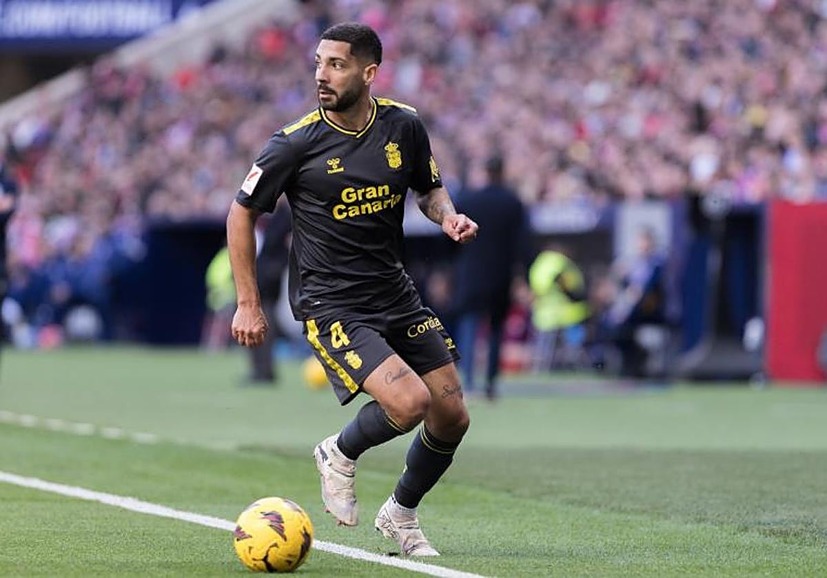 Álex Suárez busca un compañero cercano, durante una acción en el Metropolitano.