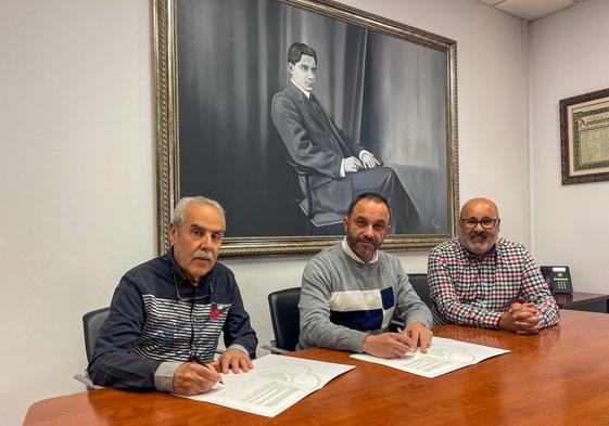 En la firma, Raúl Afonso junto a Jesús Luis-Ravelo y Octavio Suárez.